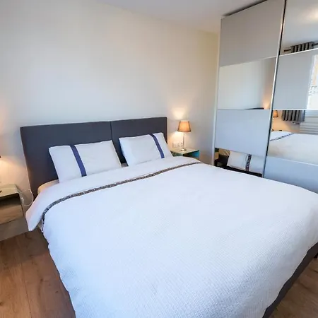 T2 De Standing Climatise Avec Parking Prive, Tram T2 T5, Hopitaux Est Apartment *